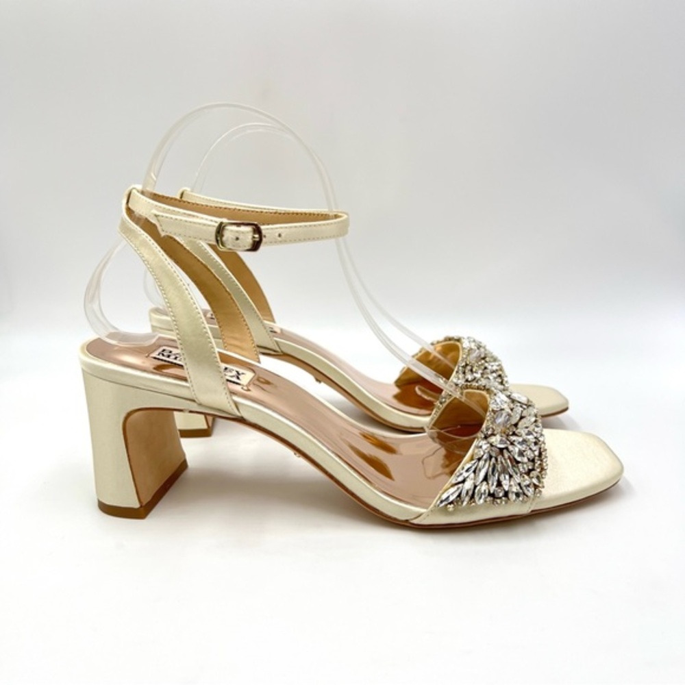 Badgley Mischka Size 9 Ivory White Satin Jeweled Block Dress Sandals Heels Shoes